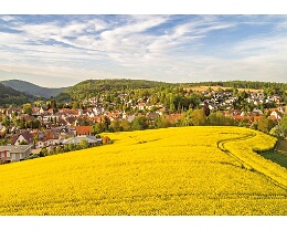 Rapsfeld - Wiesenbach Erhältlich in folgenden Ausführungen und Größen: Lang-DIN (10,5 x 21 cm) Motivseite hochgänzend Rückseite matt weiß ( siehe Beispiel Bild )