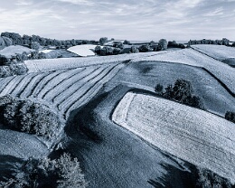 Patchwork Felder Wiesenbach Erhältlich in folgenden Ausführungen: Passepartout-Bilder: FineArt Prints auf Fotopapier 260g glossy, im Passepartout weiss. Plakate: FineArt Prints auf...