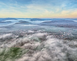 Wiesenbach im Nebel Erhältlich in folgenden Ausführungen: Passepartout-Bilder: FineArt Prints auf Fotopapier 260g glossy, im Passepartout weiss. Plakate: FineArt Prints auf...