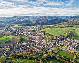 Wiesenbach von oben 1 Erhältlich in folgenden Ausführungen: Passepartout-Bilder: FineArt Prints auf Fotopapier 260g glossy, im Passepartout weiss. Plakate: FineArt Prints auf...