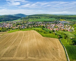 Wiesenbach von oben 2 Erhältlich in folgenden Ausführungen: Passepartout-Bilder: FineArt Prints auf Fotopapier 260g glossy, im Passepartout weiss. Plakate: FineArt Prints auf...